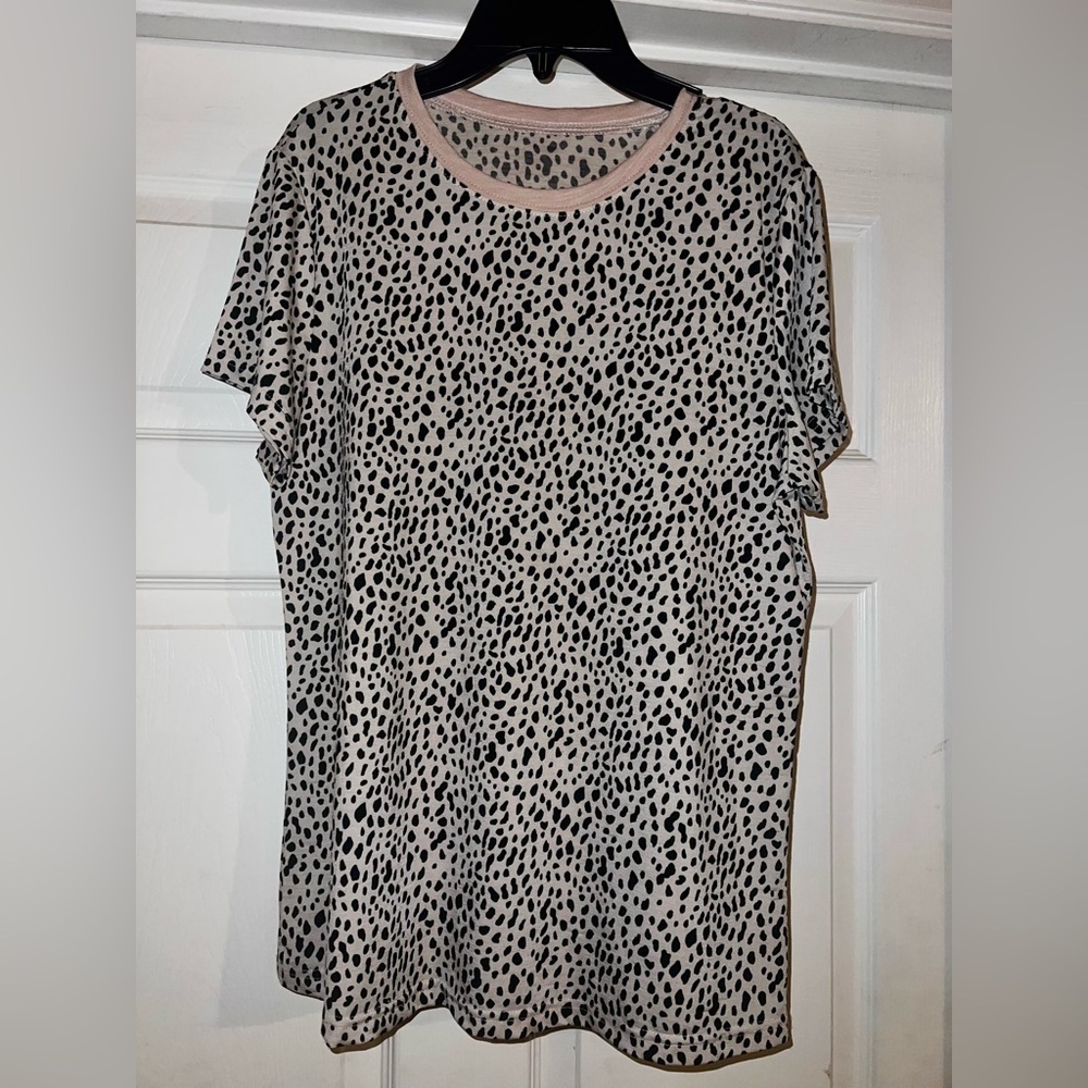 BUNDLE 5 for $50 👗👚
Women's Black and Cream Leopard Print Top
